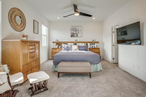ein Schlafzimmer mit einem Bett, einer Kommode und einem TV in der Unterkunft Las Vegas Vacation Rental Private Patio and Yard in Las Vegas