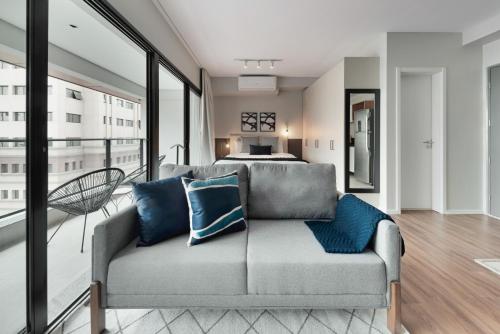 un soggiorno con divano e una camera da letto di Charlie NUN Itaim a San Paolo