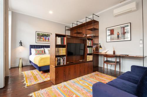 1 dormitorio con 1 cama y TV en una habitación en Utopian Hotel, a charming guesthouse, en Oporto