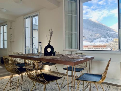 a dining room with a table and chairs with a view at EVA o Wellnessoasis o Montainview o Pizzaoven o in Ingenbohl