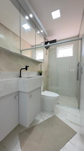 ein Bad mit einem Waschbecken, einem WC und einer Dusche in der Unterkunft Apto das Lavandas - à 150m do Parque Termal! in Piratuba
