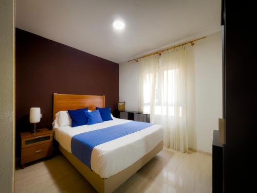 A bed or beds in a room at Holidays2Malaga Huerto de Monjas en centro historico & Fibra WIFI