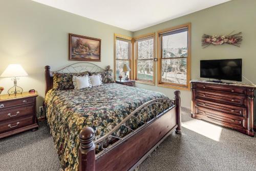 um quarto com uma cama e uma televisão de ecrã plano em Snowcreek 847 em Mammoth Lakes