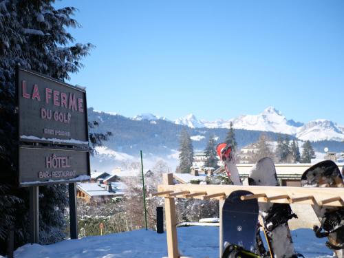 a sign that says la featherine ski club in the snow at La Ferme du Golf in Megève