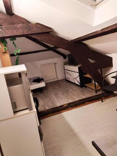 ein Zimmer mit einer Küche und einem Kühlschrank in der Unterkunft studio 6 in Chalon-sur-Saône