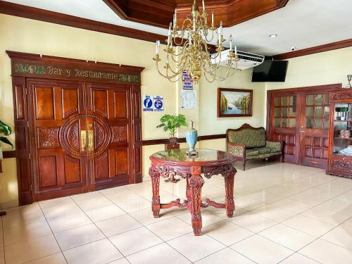 a living room with a table and a chandelier at Hotel Florencia in San Miguel