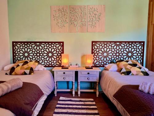 sypialnia z 2 łóżkami i biurkiem z 2 lampami w obiekcie Casa rural Hitohouse Bed&Climb w Albarracín