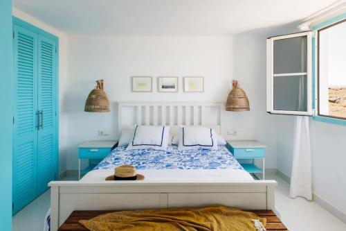 ein Schlafzimmer mit einem Bett, auf dem ein Hut liegt in der Unterkunft Casa Charcón Alto, en primera línea de mar - Best Villas Lanzarote in Famara