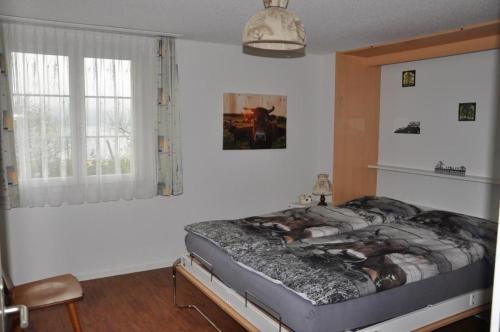 Arth的住宿－Ferienwohnung Sagenmattli，卧室位于客房的角落,配有一张床