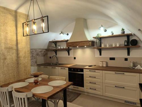 Η κουζίνα ή μικρή κουζίνα στο Tsolakis Luxury House 2
