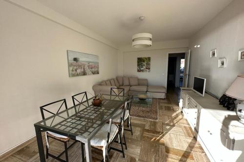 un salon avec une table et un canapé dans l'établissement WE CANNES ! Amazing Sea View 2 Bedrooms La Vista, à Cannes
