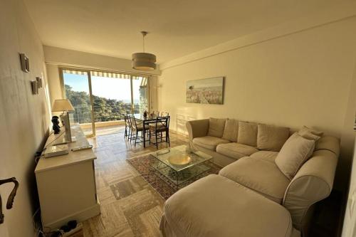 un salon avec un canapé et une table dans l'établissement WE CANNES ! Amazing Sea View 2 Bedrooms La Vista, à Cannes