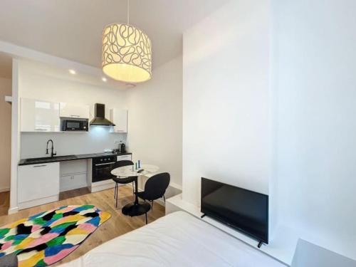 un salon avec un lit et une cuisine dans l'établissement Cosy studio, Centre Ville Thomassin 2, à Lyon