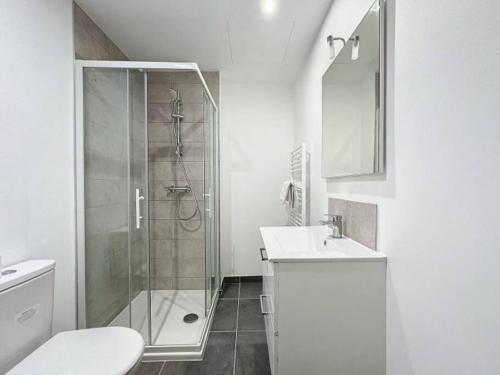 y baño con ducha, aseo y lavamanos. en Cosy studio, Centre Ville Thomassin 2, en Lyon