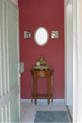 a room with a red wall and a table with a mirror at Ferien Wohnung Weinheim - Die FeWo i.d. Nordstadt in Weinheim