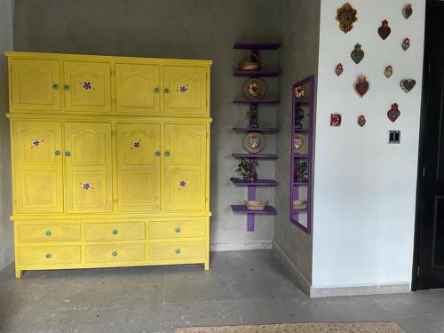 Mixquiahuala的住宿－Casa Flora 32，墙上的黄色橱柜