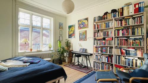 1 dormitorio con 2 estanterías llenas de libros en ApartmentInCopenhagen Apartment 1586, en Copenhague