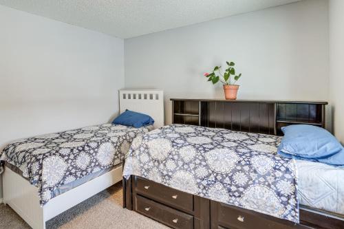 Tempat tidur dalam kamar di Tulsa Vacation Rental with Yard 12 Mi to Downtown