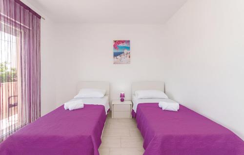 2 bedden in een kamer met paarse lakens bij Elegant Villa Jure with private pool in Poličnik