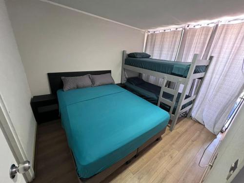 Poschodová posteľ alebo postele v izbe v ubytovaní Habitacion Grande con baño privado en departamento compartido