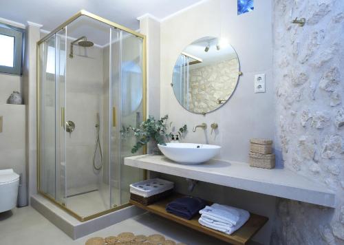 een badkamer met een wastafel en een glazen douche bij Georgia Villas in Drymon