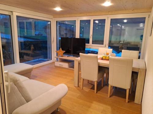 ein Wohnzimmer mit einem Tisch und einem Sofa in der Unterkunft Ferienwohnung Brüstiblick in Attinghausen