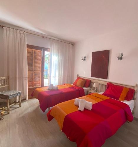 a bedroom with two beds and a couch at Rotonda Apartaments in Felanitx