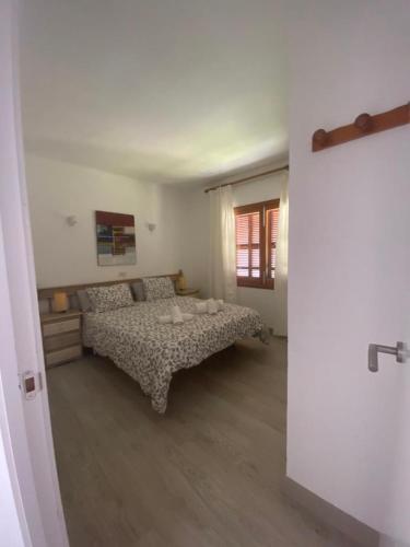 a bedroom with a bed and a window in it at Rotonda Apartaments in Felanitx