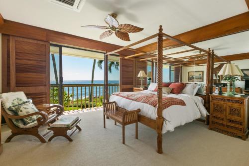 - une chambre avec un lit à baldaquin et un balcon dans l'établissement Oceanfront Corner Villa w Air Conditioning - Alekona Kauai, à Koloa