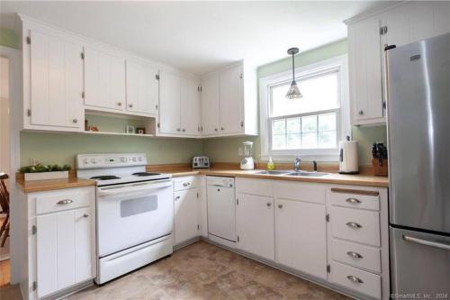 Dapur atau dapur kecil di Delightful 4-bed, 2-bath home!