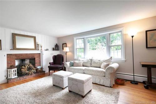 Ruang duduk di Delightful 4-bed, 2-bath home!