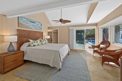 um quarto com uma cama, uma mesa e cadeiras em Poipu Kai 3 Bedroom with Pool and Spa- Alekona Kauai em Koloa