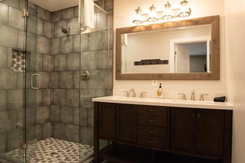 y baño con lavabo y ducha. en New Listing! Three Chimney Lodge - 4 Bed, Hot Tub, en Dahlonega