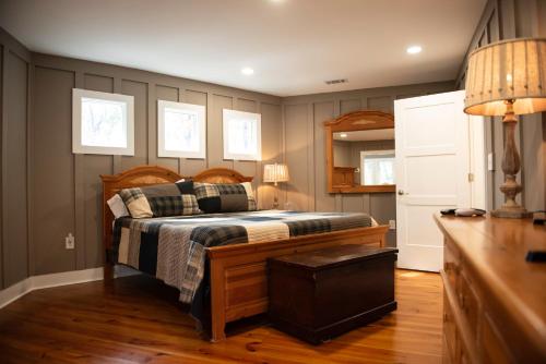 1 dormitorio con 1 cama y 2 ventanas en New Listing! Three Chimney Lodge - 4 Bed, Hot Tub, en Dahlonega