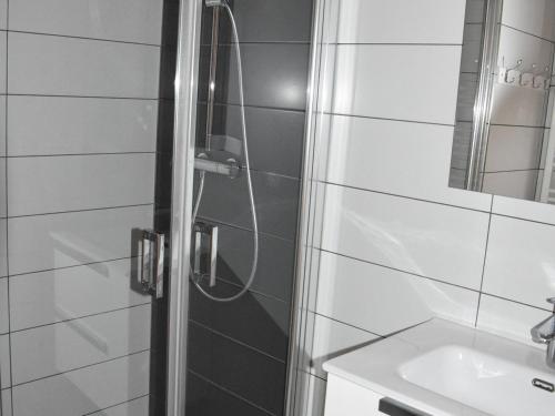 une douche avec une porte vitrée à côté d'un lavabo dans l'établissement Duplex chaleureux avec garage, proche centre, domaine La Plagne-Paradiski - FR-1-464-41, à Champagny-en-Vanoise