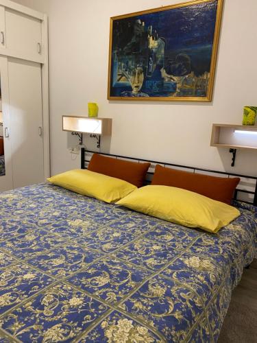 Apartman "Almond house 2" في بولا: غرفة نوم بسرير ولحاف ازرق واصفر