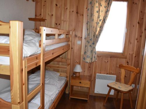 une chambre avec deux lits superposés et une fenêtre dans l'établissement Appartement spacieux proche télécabine avec terrasse et WiFi - FR-1-464-51, à Champagny-en-Vanoise