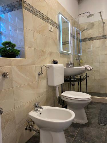 Apartman "Almond house 2" في بولا: حمام به مرحاض أبيض ومغسلة