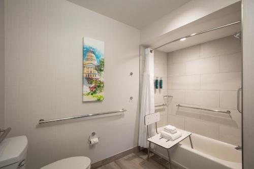 Koupelna v ubytování DoubleTree By Hilton Sacramento
