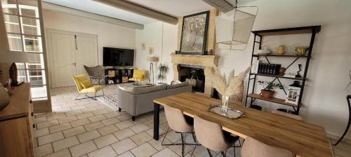 een woonkamer met een tafel en een bank bij Le Petit Mas Rouge in Saint-Rémy-de-Provence