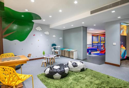 a room with a classroom with a table and chairs at Meliá Paulista in Sao Paulo