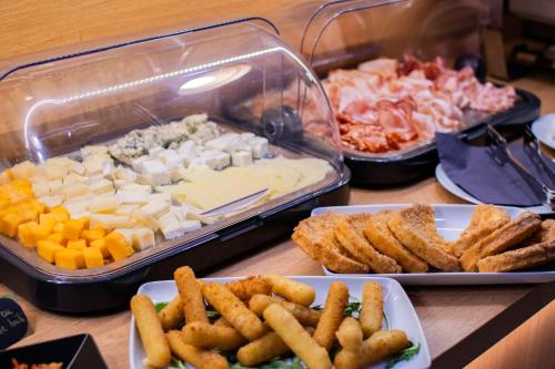 ホテルの敷地内または近くでの食事または食べ物