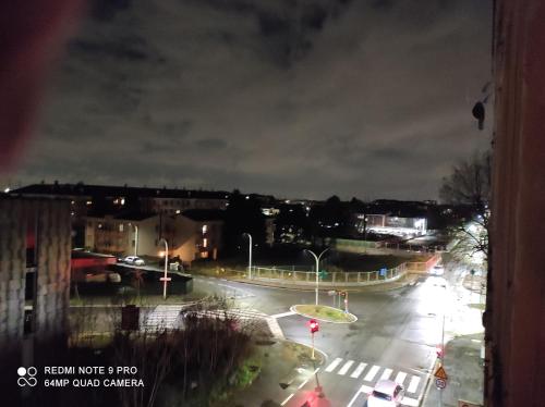 - Vistas a una calle de la ciudad por la noche en Margherita, en Seregno