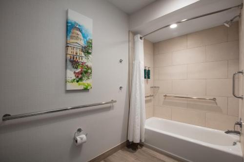 Koupelna v ubytování DoubleTree By Hilton Sacramento