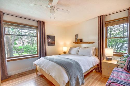 ein Schlafzimmer mit einem Bett und zwei Fenstern in der Unterkunft Cozy Portland Retreat Near Swan Island and Adidas HQ in Portland