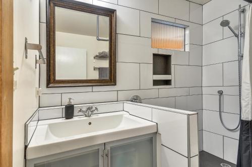 ein Bad mit einem Waschbecken und einem Spiegel in der Unterkunft Cozy Portland Retreat Near Swan Island and Adidas HQ in Portland
