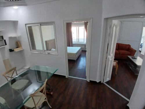 ein Wohnzimmer mit einem Glastisch und einem Sofa in der Unterkunft Sunny Inn Les berges du lac 1 in Tunis