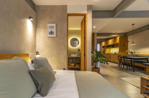 a bedroom with a bed and a dining room at Departamentos y Suites Índigo in Querétaro