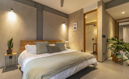 a bedroom with a large bed in a room at Departamentos y Suites Índigo in Querétaro