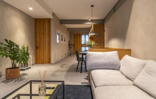 a living room with a couch and a table at Departamentos y Suites Índigo in Querétaro